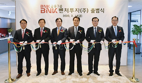 ▲ BNK금융이 지난 2월 14일 BNK벤처투자 본사에서 BNK벤처투자 출범식을 갖고 있다. 오른쪽부터 BNK금융지주 명형국 그룹전략재무부문장, BNK캐피탈 이두호 대표, BNK금융그룹 김지완 회장, BNK벤처투자 도승환 대표, BNK투자증권 김병영 대표, BNK자산운용 이윤학 대표. 사진 = BNK금융그룹