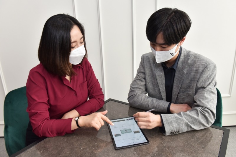 롯데카드가 법인영업 채널에 태블릿PC를 활용한 ‘모바일 영업자동화 시스템’을 구축했다고 14일 밝혔다. 사진은 롯데카드 직원이 모바일 영업자동화 플랫폼 ‘LOCA CORPORATE(로카 코퍼레이트)’ 앱을 직접 구현하고 있는 모습./사진=롯데카드