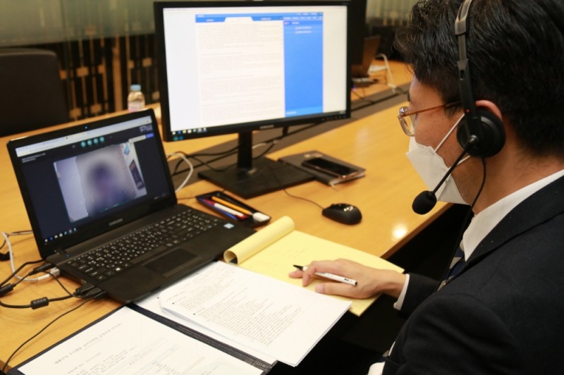 SBI저축은행이 2020년 대졸신입 수시채용에 비대면 화상면접 제도를 도입했다. 면접관이 화상으로 지원자와 비대면 면접을 진행하고 있다./사진=SBI저축은행