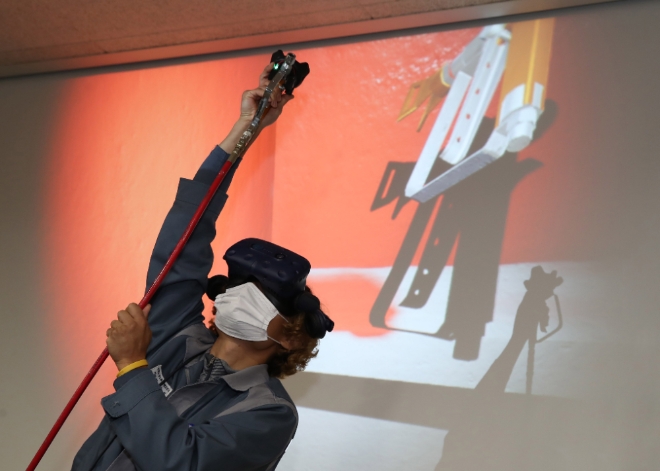 삼성중공업은 14일 친환경 도료 적용 확대를 위한 '도장 가상현실(Virtual Reality, VR) 교육훈련 시스템'을 개발하고 거제 조선소에 본격 적용했다. 사진=삼성중공업.