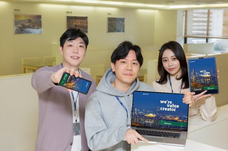 각종 스마트 기기에서 현대건설 홈페이지에 접속한 사진 . / 사진제공 = 현대건설