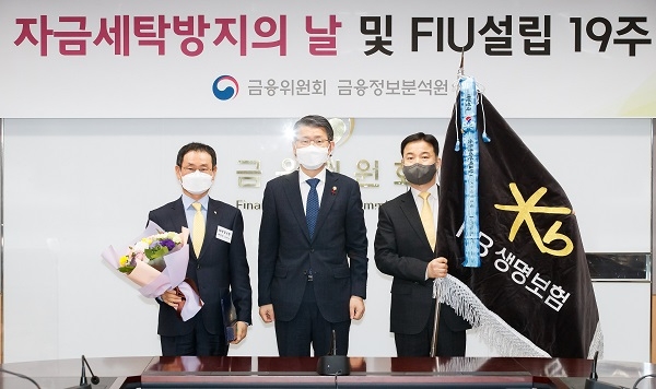 허정수 KB생명보험 대표이사(좌측)가 은성수 금융위원장(가운데)과 '자금세탁방지의 날 기념행사' 시상식에서 기념 촬영을 하고 있다/사진=KB생명보험