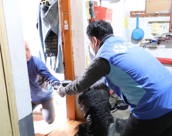 서울시 용산구 후암로에 위치한 동자희망나눔 센터에서 거동이 불편한 쪽방촌 거주자에게 도시락을 배달해주고 있는 모습. / 사진 = 신한생명