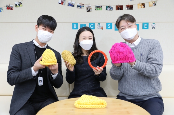 하나생명 임직원들은 저개발국가의 신생아를 살리기 위한 ‘사랑의 털모자 뜨기’ 캠페인을 진행했다. / 사진 = 하나생명