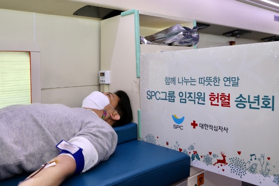 SPC그룹 임직원이 17일 서울 서초구 SPC그룹 양재사옥에서 진행된 헌혈송년회에 참여해 헌혈을 하고 있다. / 사진 = SPC그룹