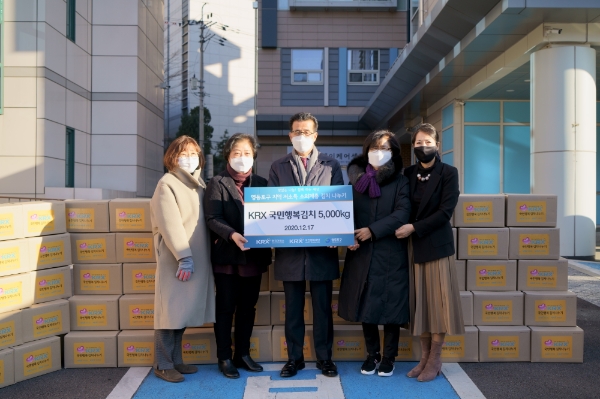 ▲(왼쪽부터) 영등포구청 심덕례 어르신복지과장, 영등포노인케어센터 이지은 원장, KRX국민행복재단 조호현 사무국장, 영등포구청 권희자 복지국장, 영등포노인종합복지관 박영숙 관장./ 사진=한국거래소