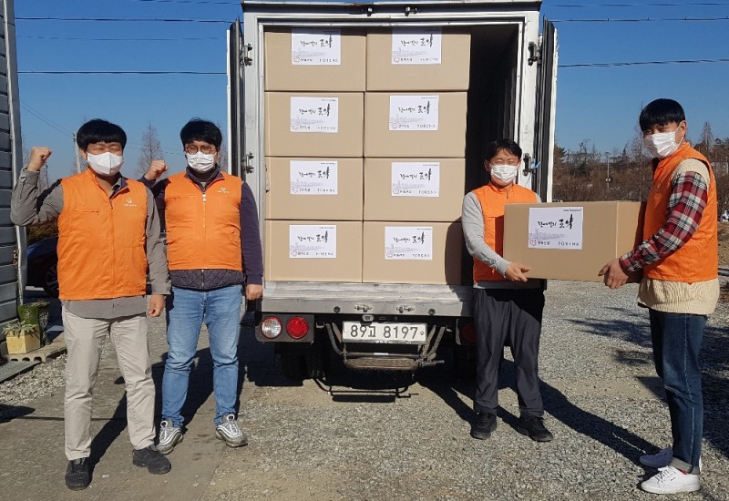 한화건설 직원들이 협력사에 전달 할 ‘상생 농산물 꾸러미’를 상차하며 코로나19 극복의지를 다지고 있다. / 사진제공 = 한화건설 