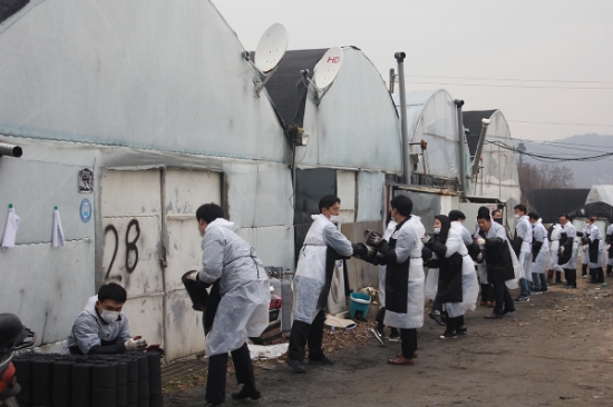 지난해 연탄 봉사 활동에 참여 중인 남양 임직원과 대리점. / 사진 = 남양유업