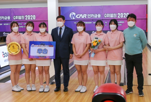 여자부 우승팀 구미시청 선수단과 인카금융서비스 최병채 회장(가운데). / 사진 = 인카금융서비스