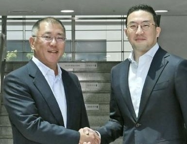 정의선 현대차그룹 회장과 구광모 LG그룹 회장이 지난 6월22일 LG에너지솔루션 오창공장에서 만나 배터리 분야 협업을 논의하고 기념촬영을 하고 있다. 사진=LG.