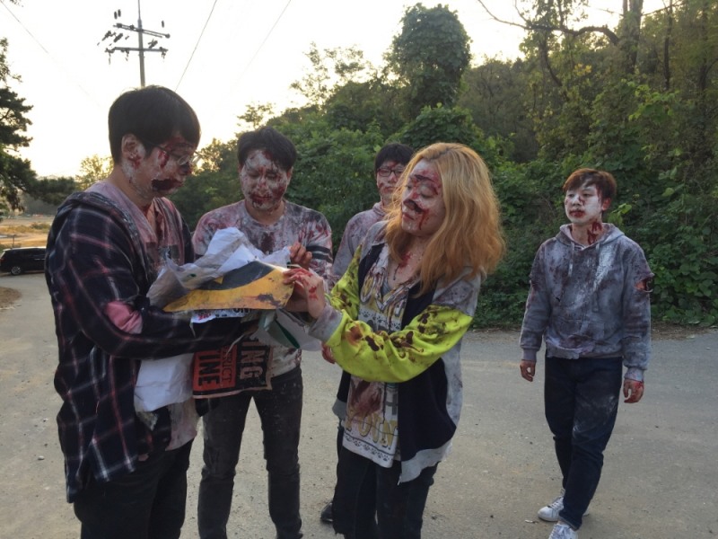 락큰롤 익스프레스 촬영 현장 미술 소품을 준비하는 넥슨컴퍼니 직원들. 사진=넥슨