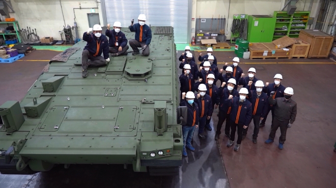 한화디펜스는 개발한 미래형 궤도장갑차 레드백(Redback) 시제품 3호기가 지난 18일 경남 마산항에서 선적돼 호주로 떠났다. 사진=한화디펜스.