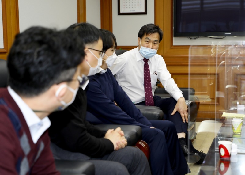 김진균 Sh수협은행장이 매주 한두차례 본부부서 직원들을 은행장실로 초청해 ‘도시락 간담회’를 진행하며 격의없는 소통을 이어가고 있다. /사진=Sh수협은행
