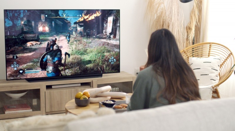 배우 올리비아 문(Olivia Munn)이 LG 올레드 TV로 게임을 즐기고 있다.사진=LG전자