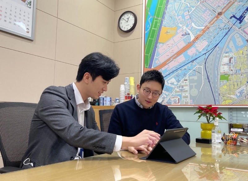 신한은행이 고객 상담과 은행업무가 가능한 태블릿 영업점 ‘STAB’을 출시했다. /사진=신한은행