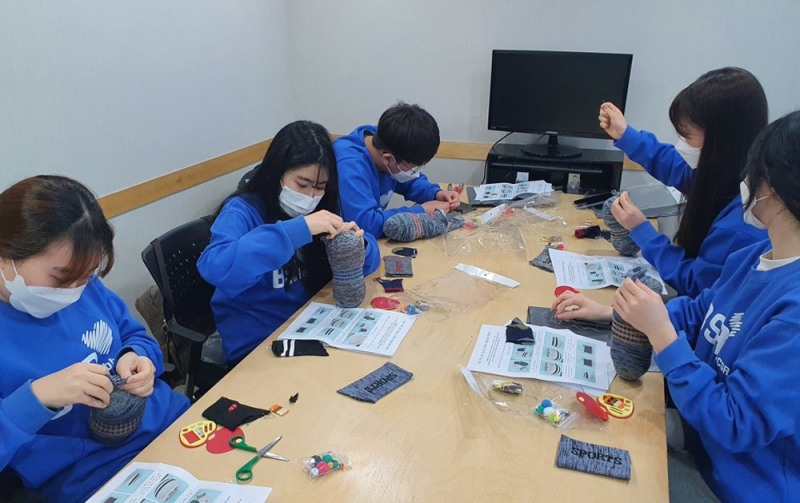 bhc치킨 ‘해바라기 봉사단’ 4기 1조 봉사활동 모습. / 사진제공 =bhc치킨