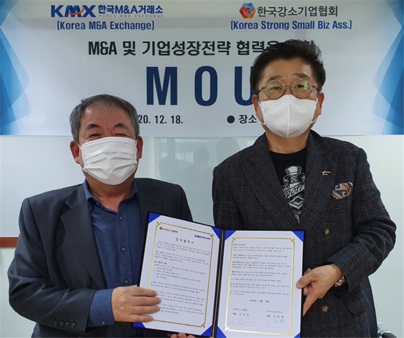 12월 18일 한국M&A거래소와 한국강소기업협회는 M&A활성화를 위해 전략적 협약서를 체결했다. (왼쪽부터) 이창헌 한국M&A거래소 회장, 심상돈 한국강소기업협회 회장. / 사진= 한국M&A거래소(2020.12.21)