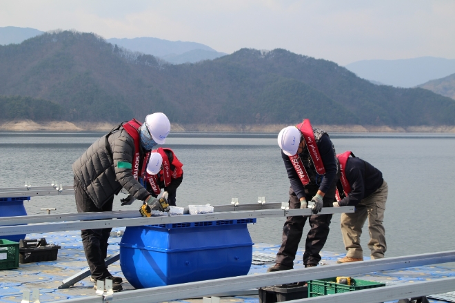 한화큐셀은 한국수자원공사(발주처)가 세계 최대 댐 수상태양광 발전소인 ‘합천댐 수상태양광 발전소’를 주민참여형 발전사업으로 진행한다. 사진=한화큐셀.