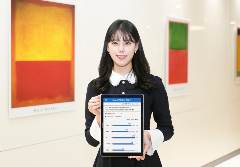 삼성화재 직원의 스마트 보장분석 서비스 홍보 모습/사진=삼성화재