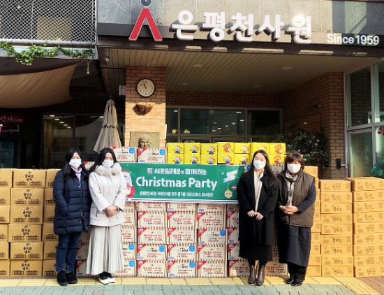 조성아 은평천사원 원장(오른쪽 첫번째), 허경아 은평천사원 사무국장(왼쪽 첫번째)과 세븐일레븐 임직원들이 기념사진을 찍고 있다. / 사진 = 세븐일레븐