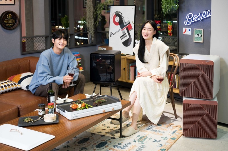 삼성전자 모델이 삼성디지털프라자 강남본점 5층에 위치한 라이프스타일 쇼룸 #ProjectPRISM에서 밀레니얼 소비자를 위한 '취향가전'을 소개하고 있다. 사진=삼성전자