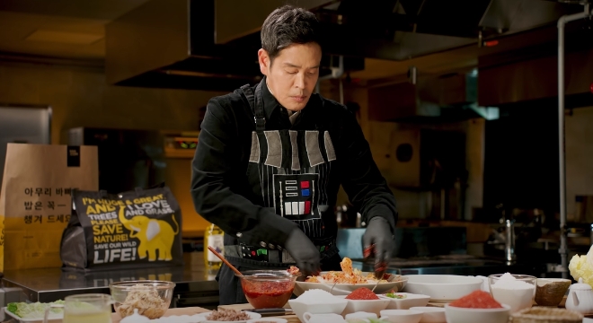 이마트 유튜브 영상에 직접 출연한 정용진 부회장이 겉절이를 담그고 있다. '다스베이더' 앞치마는 그의 소셜미디어 게시글을 통해 자주 공개된 것이다. / 사진= 이마트 유튜브 갈무리