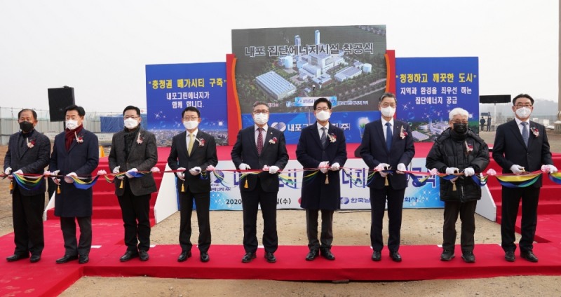 롯데건설 하석주 대표이사(왼쪽에서 네 번째)와 김명선 충남도의회 의장(왼쪽에서 다섯 번째), 양승조 충청남도지사(왼쪽에서 여섯 번째)를 비롯한 관계자들이 내포신도시 집단에너지 시설 착공식을 진행중이다. / 사진=롯데건설