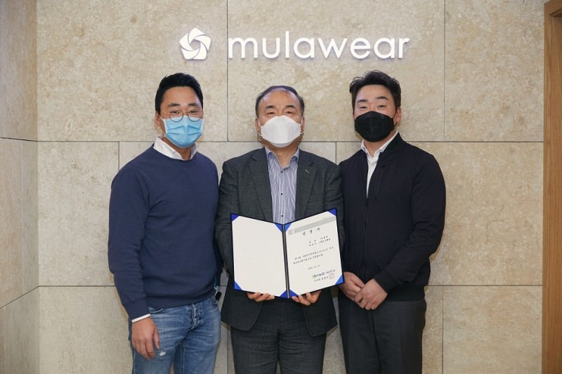 백경호 기술보증기금 이사(가운데)가 일자리창출 우수기업으로 선정된 뮬라 조현수 대표이사(왼쪽)와 조현웅 대표이사(오른쪽)에게 선정서를 증정했다. /사진=기보가 함께 기념촬영을 하고 있다.