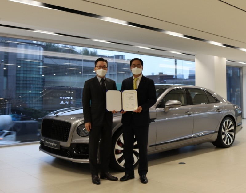 황수남 KB캐피탈 대표이사와 김한준 참존오토모티브 대표(왼쪽)가 ‘업무제휴협약’을 체결한 후 기념촬영을 하고 있다./사진=KB캐피탈