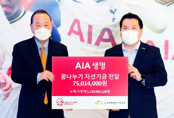 피터 정 AIA생명 대표(오른쪽)와 이중명 한국백혈병소아암협회 회장이 기념 사진을 촬영하고 있다. / 사진 = AIA생명