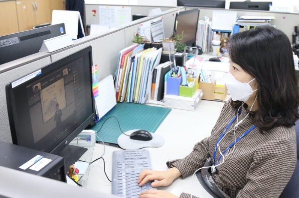 DGB생명 직원이 23일 화상회의 앱 ‘줌(ZOOM)’을 통해 진행된 ‘언택트 DGB Insight’ 강연에 참여하고 있다. / 사진 = DGB생명