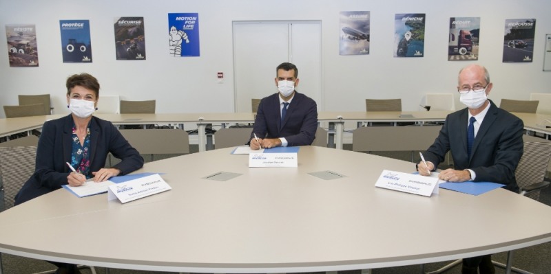 소니아 아티니안 프레두 미쉐린 수석부사장(맨 왼쪽)과 조슬린 두셋 파이로웨이브 CEO. 사진=미쉐린.