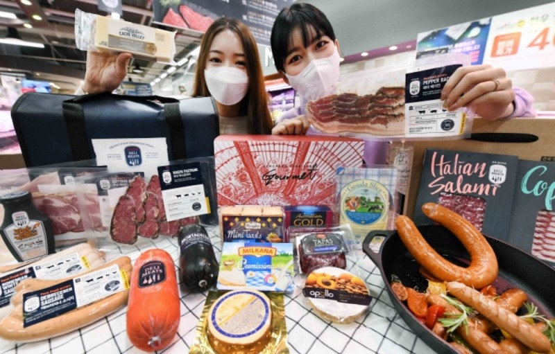 28일 홈플러스 강서점에서 모델들이 ‘프리미엄 햄∙치즈 선물세트’를 선보이고 있다. / 사진제공 = 홈플러스