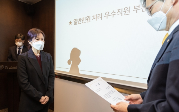 민기식 푸르덴셜생명 대표이사 사장(오른쪽)이 ‘소비자 보호 우수 직원 시상식’에서 민원 처리 우수 직원에게 상장을 전달하고 있다. / 사진 = 푸르덴셜생명
