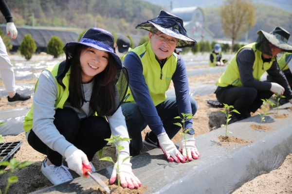 함께하는 마을 여주 도전4리에서 홍재은 대표이사(왼쪽 두 번째)와 임직원이 고추심기 활동을 하고 있다. / 사진 = NH농협생명
