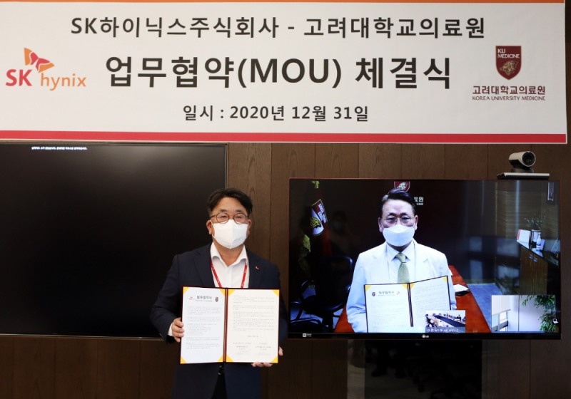 SK하이닉스가 고려대의료원과 함께 이천 캠퍼스에 코로나19 상시 선별진료소를 운영한다. (왼쪽부터) 김동섭 SK하이닉스 사장(대외협력총괄), 김영훈 고려대학교의료원 의무부총장 겸 의료원장. 사진=SK하이닉스