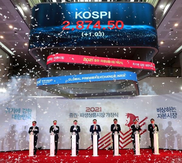 ▲4일 서울 여의도 한국거래소에서 열린 '2021 증권·파생상품시장 개장식'에서 (왼쪽부터) 정구용 상장회사협의회 회장, 윤관석 국회 정무위원장, 손병두 한국거래소 이사장, 은성수 금융위원장, 나재철 금융투자협회장, 정재송 코스닥협회장이 기념촬영을 하고 있다.