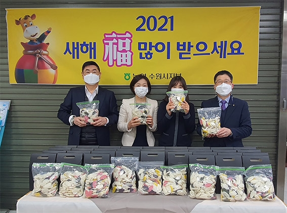 농협수원시지부, 신축년 새해 첫날 코로나19 극복 방역마스크·오색 떡국떡 나눔행사