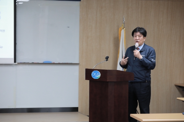 김성한 DGB생명 대표이사가 ‘2021년 비대면 시무식 및 경영전략 설명회’에서 2021년 계획과 포부를 밝히고 있다. / 사진 = DGB생명
