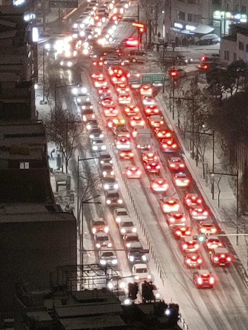 6일 저녁 한 네티즌이 촬영한 도로 상황 속 교통 체증 및 사고 모습/사진=온라인 커뮤니티 