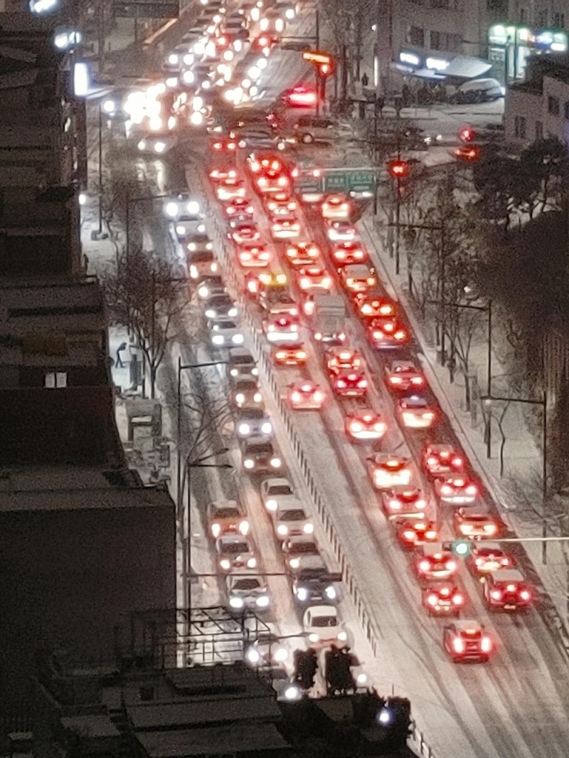 6일 저녁 한 네티즌이 촬영한 도로 상황 속 교통 체증 및 사고 모습/사진=온라인 커뮤니티