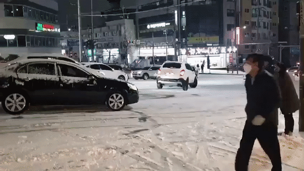 내리막길에서 가로로 미끄러지는 차량이 대기 중인 차량을 받는 사고 장면/사진=온라인 커뮤니티 사고 영상