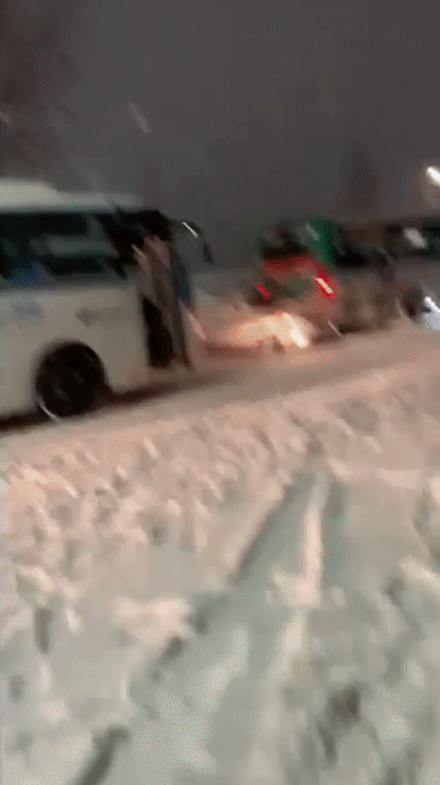 버스가 뒤로 밀리면서 차량을 받고 끌고 가는 모습/사진=온라인 커뮤니티 속 사고 영상