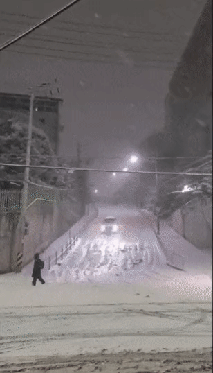 눈 쌓인 내리막길 속 위태로운 차량의 모습/사진=온라인 커뮤니티 