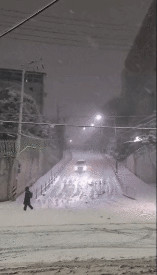 눈 쌓인 내리막길 속 위태로운 차량의 모습/사진=온라인 커뮤니티
