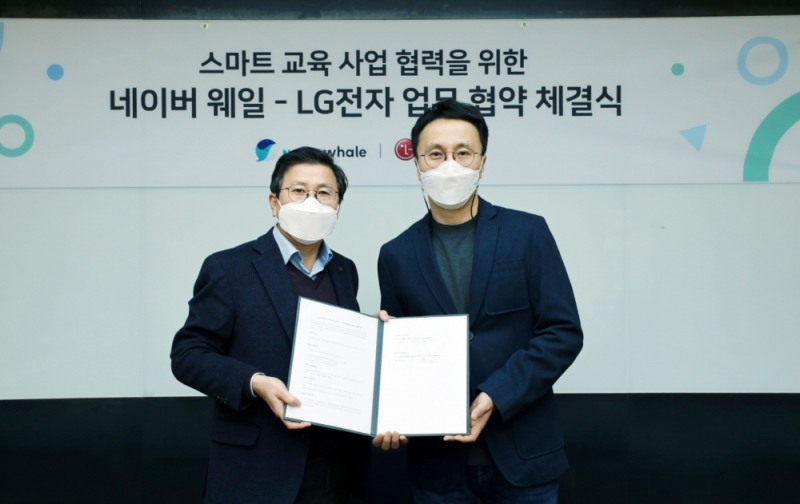 LG전자가 네이버와 손잡고 코로나 19로 인해 증가하는 언택트 교육 서비스 시장에 진출한다. (왼쪽부터) 장익환 LG전자 IT사업부장 전무, 김효 네이버 웨일 책임리더. 사진=LG전자