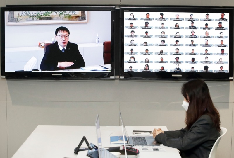 온택트로 진행된 '미래인재육성 프로젝트' 2기 입교식에서 구현모 대표(왼쪽)는 교육생들에게 "KT의 미래 인재로 디지털혁신 성장을 주도할 핵심 역할을 해 주길 바란다"고 당부했다. 사진=KT