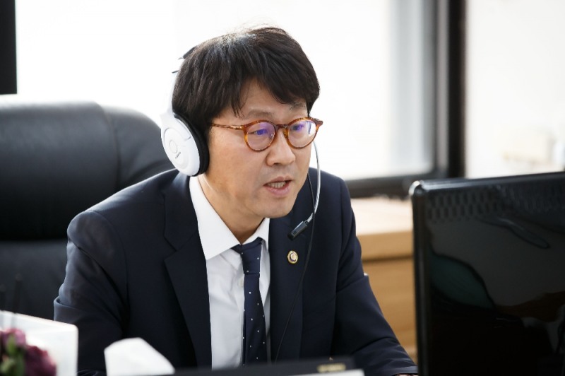 도규상 금융위원회 부위원장이 12일 서울 종로구 정부서울청사에서 금융리스크 대응반 회의를 비대면 화상회의로 진행하고 있다./사진=금융위원회