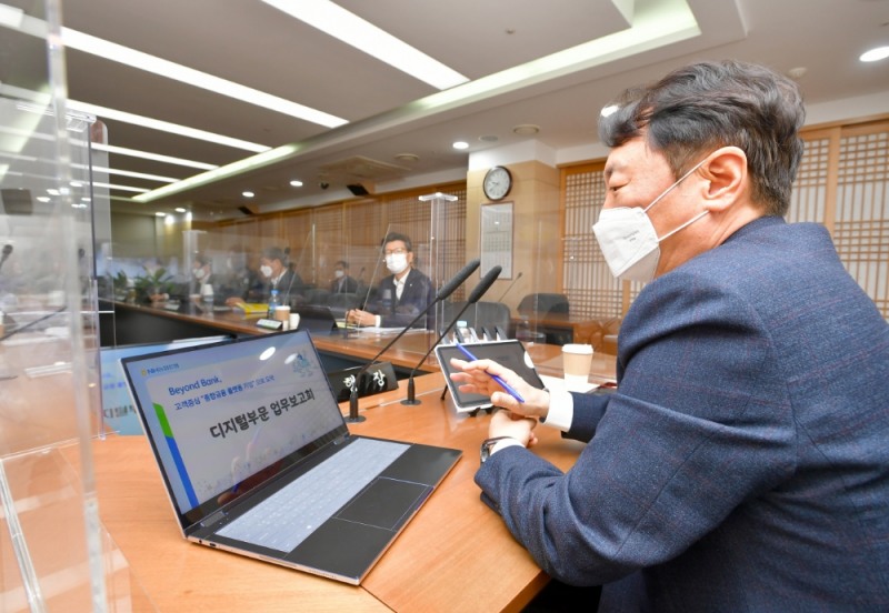 권준학 NH농협은행장이 12일 서울 중구 본점에서 열린 ‘디지털부문 업무보고회’에서 디지털 금융부문에 대한 현안을 논의하고 있다./사진=NH농협은행