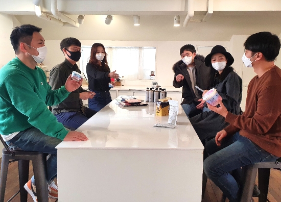 푸디콘 1기로 선정된 회사 대표들이 상품출시를 앞두고 회의를 하고 있다. / 사진 = GS리테일